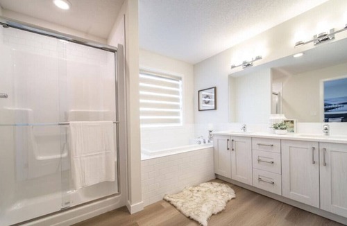 Southwest Edmonton House | Stylish Designer Home | Mins to Downtown & Mall