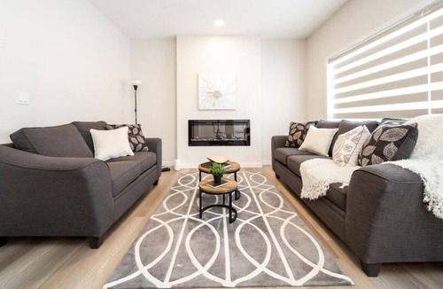 Southwest Edmonton House | Stylish Designer Home | Mins to Downtown & Mall