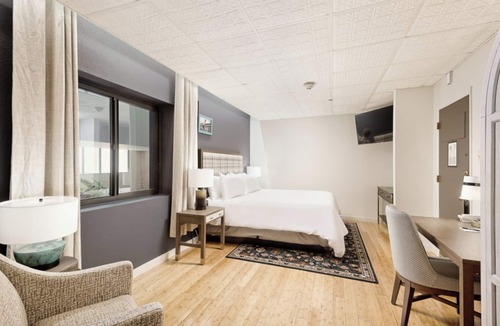 Glenwood Springs Hotel | Stylish Downtown Glenwood Springs Stay Near Hot Springs & Dining