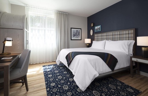 Glenwood Springs Hotel | Stylish Downtown Glenwood Springs Stay Near Hot Springs & Dining