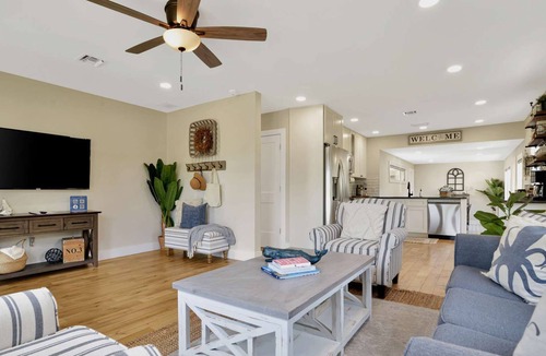 Parrot Cove Cottage | Stylish Luxury Home Near The Beach & Downtown