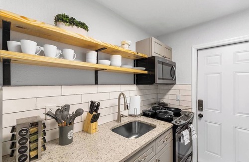 Southwest House | Stylish luxury home near DT & airport