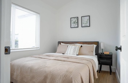 Old Northwood Historic District Hotel | Stylish & Modern Cosmo Suite | Perfect for Couples & Getaways!