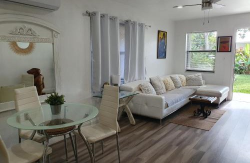 Central Oakland Park Apartment | Stylish One-bedroom apartment and beautiful Garden!