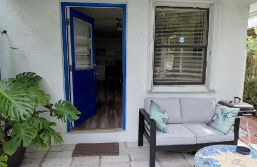 Central Oakland Park Apartment | Stylish One-bedroom apartment and beautiful Garden!