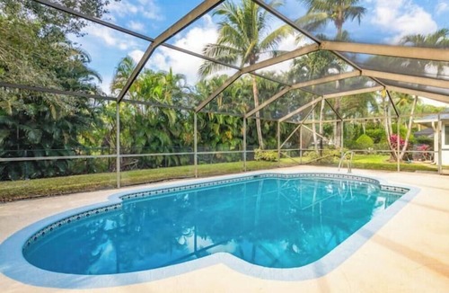 Greenview Shores House | Stylish Poolside Haven in Wellington near WEF
