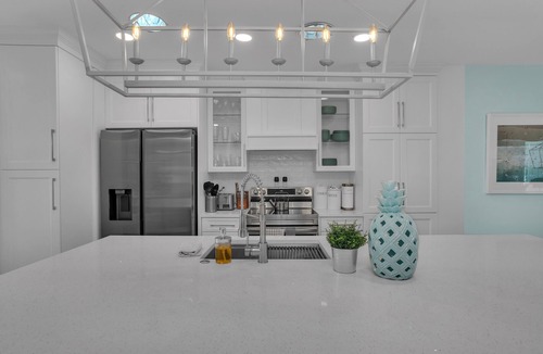 Dania Beach House | Stylish & Renovated 4BR W/Tiki + Heated Pool