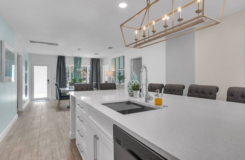 Dania Beach House | Stylish & Renovated 4BR W/Tiki + Heated Pool