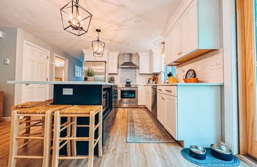 Bartlett House | Stylish Retreat: Ski & Village Bliss Awaits!
