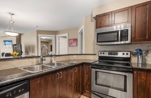 East Kootenay Condo | Stylish | Spacious | Pool | Hot Tub | Lake Front