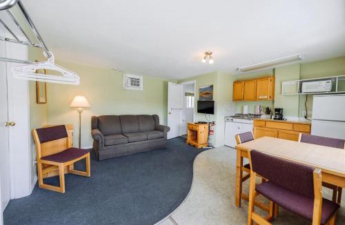 Okanagan-Similkameen House | Suite 5 Green Gables Resort - 1 Bedroom Courtyard