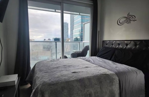 Downtown Vancouver Condo | Suite Blanche: Charming 1-bedroom+Den luxury condo in Vancouver with AC, WiFi