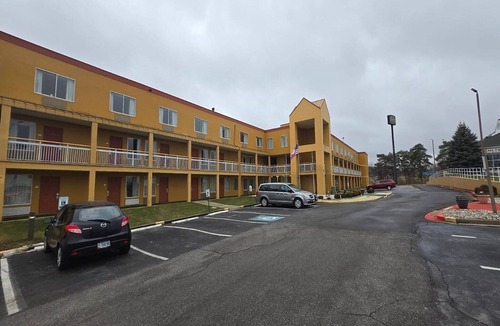 Montrose Apartment | Suite King Bed Non Smoking|Akron OH