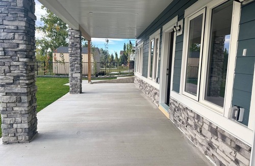 Airdrie House | Suite with lake view near airport a nd banff