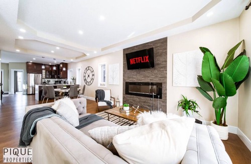 Mayfield House | Summer Haven-HotTub-FireTable-King Bed-BBQ-Sleeps8