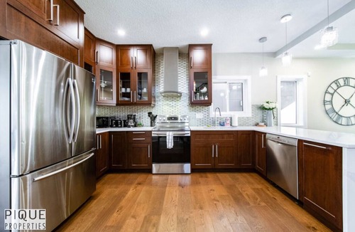 Mayfield House | Summer Haven-HotTub-FireTable-King Bed-BBQ-Sleeps8
