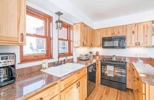 Telluride Condo | SUMMER IS HERE! CHIC & CONVENIENT 2BR/2.5Bth condo-Creekside; Steps to slopes