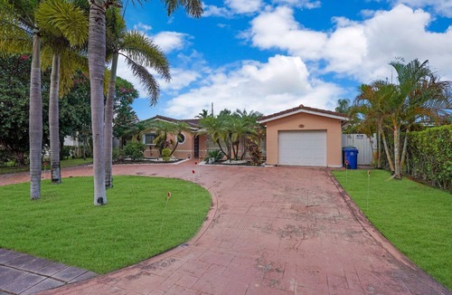 Coral Ridge Isles House | Sun-Filled House with pool By Dream Vacation