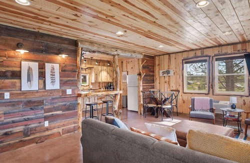 Custer Apartment | Sun Filled Joy: Hot Tub + Sauna + Watch Wildlife