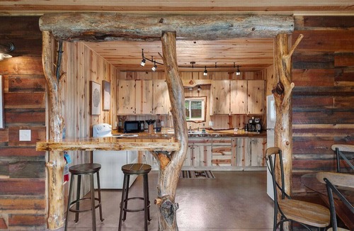 Custer Apartment | Sun Filled Joy: Hot Tub + Sauna + Watch Wildlife