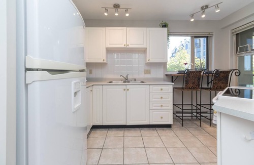 Victoria Condo | Sun-Kissed Waterfront Modern Condo