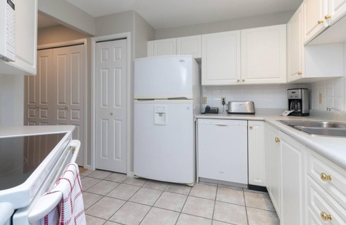 Victoria Condo | Sun-Kissed Waterfront Modern Condo