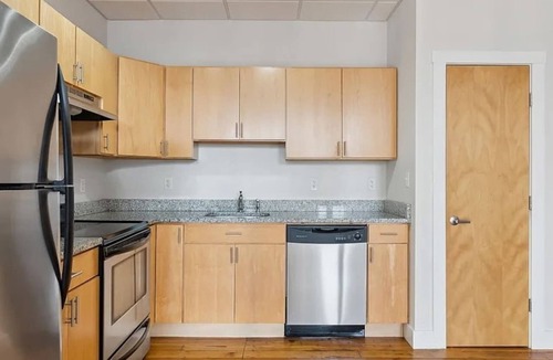 Biddeford Apartment | Sun-Lit Executive's Rest