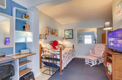 College Park Apartment | Sun-Soaked Studio w/Pool Access in Lake Worth!