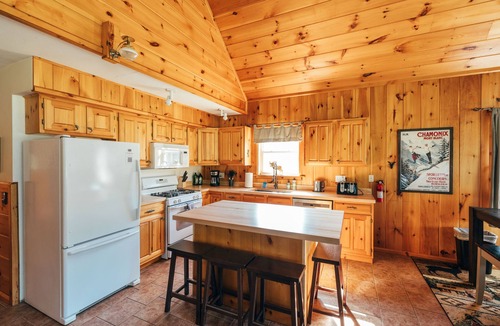 Sunday River Area Ski Chalet | Sunday River Chalet w/Hot Tub, Fire Pit & River Access Near Ski Lifts