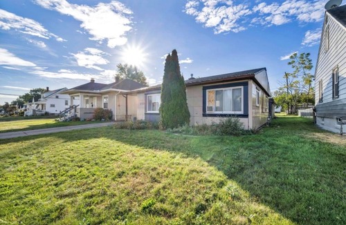 Parma House | Sunny 50s Retreat - 15 min DT & Airport