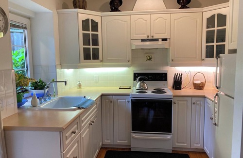 West Vancouver House | Sunny and Spacious Garden Suite 5 minutes to Ocean 20 minutes to downtown