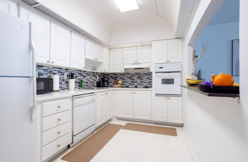 Sunny Isles Beach Apartment | Sunny Isles Condo · King Bed · Pool · Gym · Beach