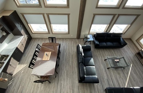 Valemount House | Sunny Peaks - Four Bedroom House, Sleeps 10