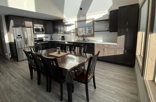 Valemount House | Sunny Peaks - Four Bedroom House, Sleeps 10