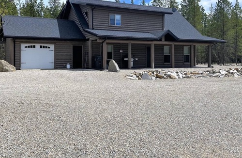 Valemount House | Sunny Peaks - Four Bedroom House, Sleeps 10