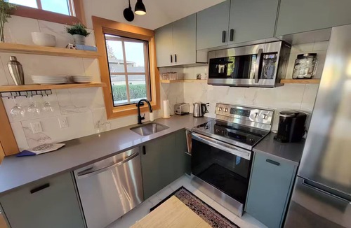 Bridgeland Apartment | Sunny Private Detached Guest Suite | Stylish Urban Gem Near Downtown