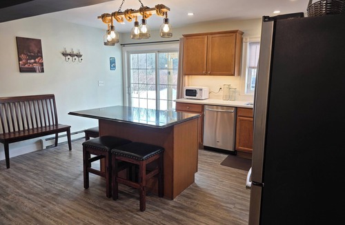 Malletts Bay Apartment | Sunnyside patio and pup 1-bedroom dog-friendly apartment with AC in Colchester.