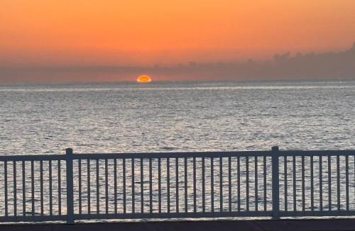 Almont Apartment | Sunset Bliss
