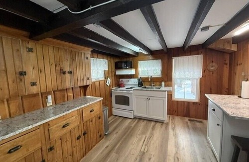 Lochmere House | Sunset Bungalow on Lake Winnisquam