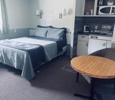 East Kootenay Hotel | Sunset Motel