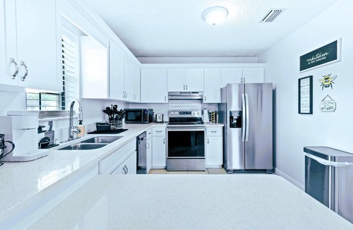 BallenIsles House | Sunset Oasis ☆ Relaxing Vacation Home with Jacuzzi ☆ Near Beaches