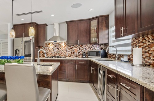Hialeah House | Sunshine 6BR Villa w/Chill Yard/Games/Swimming Spa