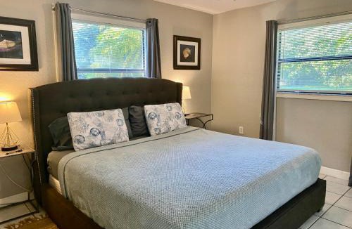 Cooper City House | Sunshine Acre 2B 2B King Master Suite, BIG Yard