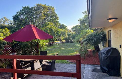 Cooper City House | Sunshine Acre 2B 2B King Master Suite, BIG Yard