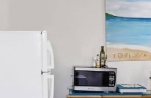 Pompano Beach Cottage | Sunshine Cottage, minutes to the beach.