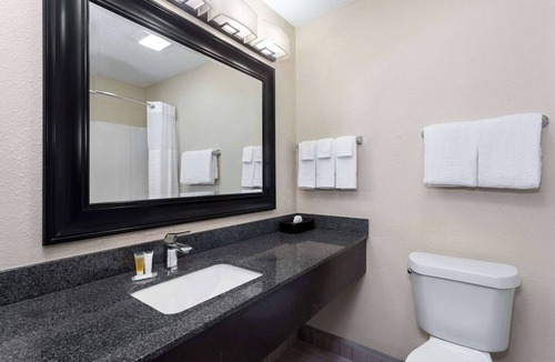 Akron Hotel | Super 8 by Wyndham Copley Akron