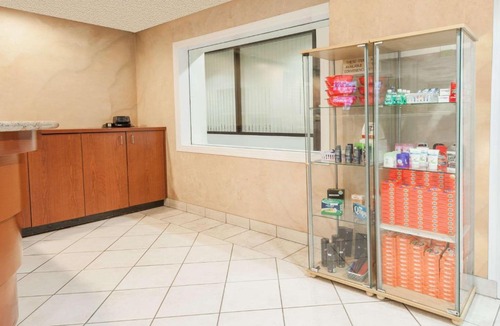 Northwest Edmonton Hotel | Super 8 by Wyndham Edmonton/West