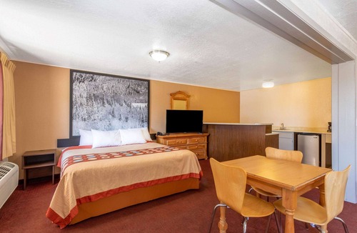 Evanston Hotel | Super 8 by Wyndham Evanston