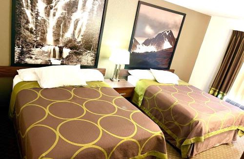 Hinton Hotel | Super 8 by Wyndham Hinton