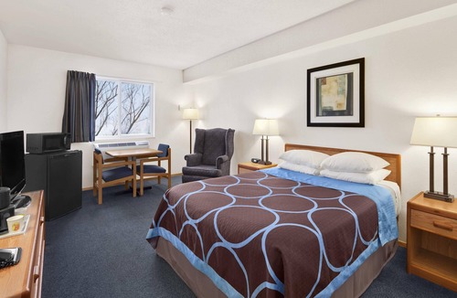 Swift Current Hotel | Super 8 by Wyndham Swift Current